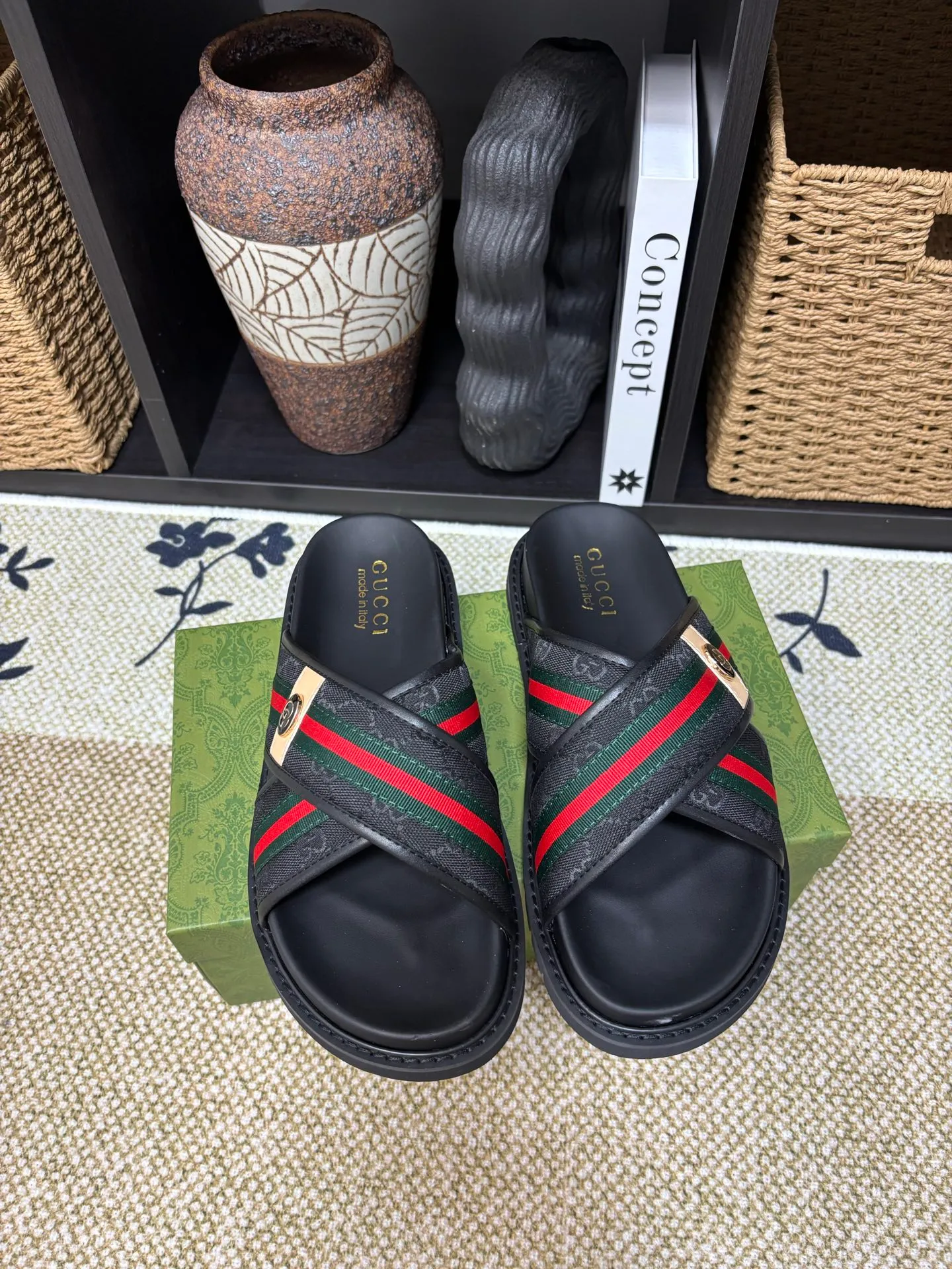 Factory 💰 300 yuan Gucci slippers] high-end men's shoes brand official website 1:1 latest masterpiece: original mold customization, the fabric is made of imported original materials, upgraded outsole, lighter and non-slip. The market's top quality, simple yet tasteful, a must-have for fashionistas, fashionable at your feet, full of confidence, the same style at the counter 👍The season of summer slippers is here. Code: 38-45 (45 customized)